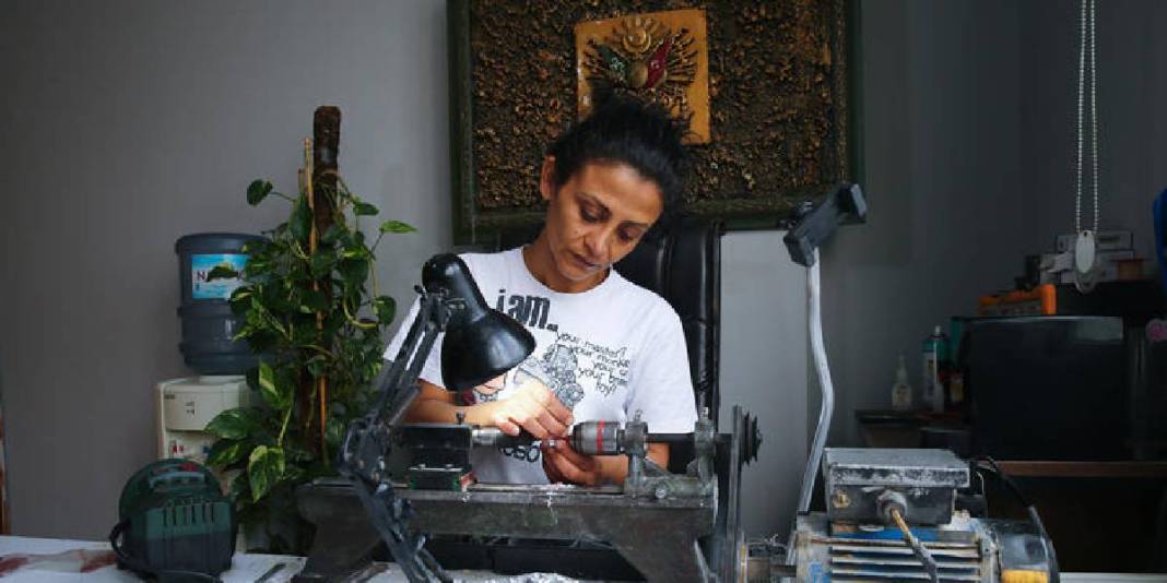 Tutkusunu eşine de aşıladı, atölyede üretim başladı! Birlikte tasarlayıp satıyorlar: Yurt dışına bile yolluyorlar 3